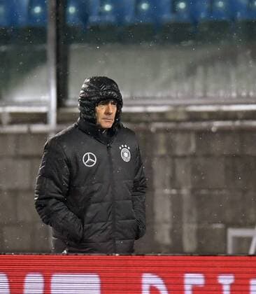 11.11.2016, Fussball WM-Qualifikation Europa, 4. Spieltag Gruppe C, Republik San Marino - Deutschland, im Stadio Olimpico in Serravalle, San Marino. Trainer Joachim Löw (Deutschland) in eine wärmende Kaputze gehüllt. 