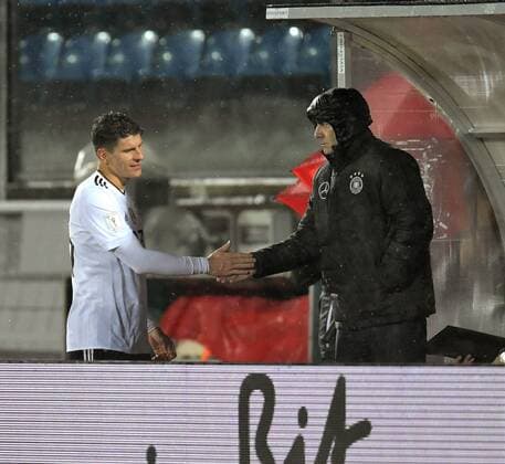 11.11.2016, Fussball WM-Qualifikation Europa, 4. Spieltag Gruppe C, Republik San Marino - Deutschland, im Stadio Olimpico in Serravalle, San Marino. v.li: shakehands Mario Gomez (Deutschland) mit Trainer Joachim Löw (Deutschland). 