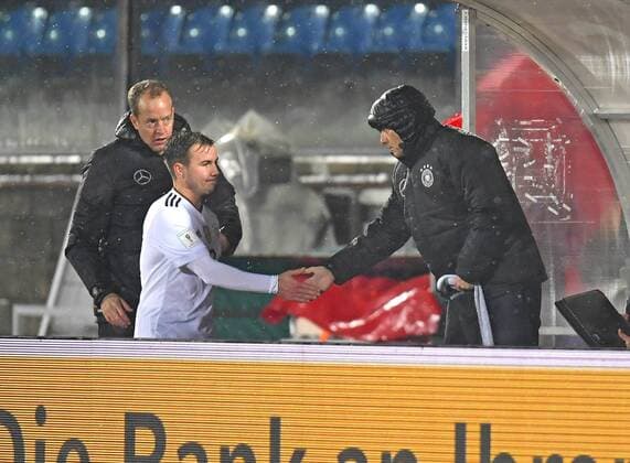 11.11.2016, Fussball WM-Qualifikation Europa, 4. Spieltag Gruppe C, Republik San Marino - Deutschland, im Stadio Olimpico in Serravalle, San Marino. v.li: shakehands Mario Götze (Deutschland) mit Trainer Joachim Löw (Deutschland). 