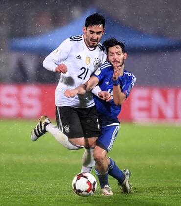 Themen der Woche Bilder des Tages - SPORT SAN MARINO, Nov. 11, 2016 -- Germany s Ilkay Gundogan (L) vies for the ball with San Marino s Davide Cesarini during their 2018 World Cup Group C qualifying soccer match at the Serravalle stadium in San Marino, Nov. 11, 2016. Germany won 8-0. ) (SP)SAN MARINO-FOOTBALL FIFA World Cup WM Weltmeisterschaft Fussball QUALIFIER-GERMANY VS SAN MARINO AlbertoxLingria 