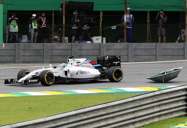 Formel 1, GP Brasilien, Felipe Massa umkurvt einen Schirm auf der Strecke Brazil Grand Prix Formula 1 2016 SÃO PAULO, SP - 12.11.2016: BRAZIL GRAND PRIX FORMULA 1 2016 - Felipe Massa (BRA) Williams Martini Racing goes through umbrella during the third practice session of the Brazil Grand Prix Formula 1 in 2016 held at the Interlagos Circuit on the morning of Friday. (Photo: Rodolfo Buhrer La Imagem Fotoarena) x1229140x  RodolfoxBuhrer