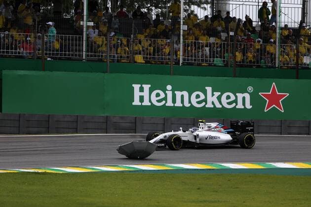Formel 1, GP Brasilien, Felipe Massa umkurvt einen Schirm auf der Strecke Brazilian Grand Prix, Sao Paulo 10 - 13 November 2016 12.11.2016 - Free Practice 3, A umbrella on track and Valtteri Bottas (FIN) Williams FW38 