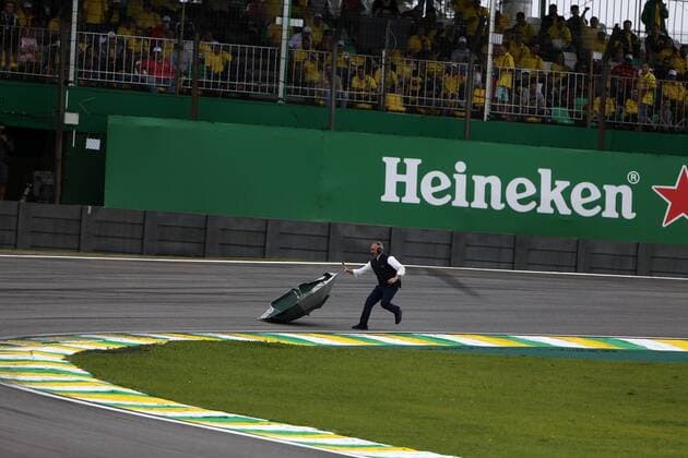 Formel 1, GP Brasilien, Felipe Massa umkurvt einen Schirm auf der Strecke Brazilian Grand Prix, Sao Paulo 10 - 13 November 2016 12.11.2016 - Free Practice 3, A umbrella on track. 