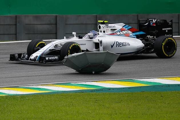 Formel 1, GP Brasilien Finnish Valtteri Bottas from Williams drives past an umbrella that fell on the track, during the third free practice of Brazil s Formula One Grand Prix at Interlagos race track in Sao Paulo, Brazil, 12 November 2016. The GP will be celebrated tomorrow 13 November. Jr. BRAZIL S FORMULA ONE GRAND RPIX !ACHTUNG: NUR REDAKTIONELLE NUTZUNG!  BRA102 20161112-636145679875918256