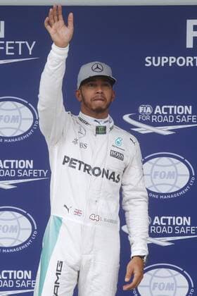 British driver Lewis Hamilton from Mercedes celebrates the qualification as 1st after the third free practice of Brazil s Formula One Grand Prix at Interlagos race track in Sao Paulo, Brazil, 12 November 2016. The GP will be celebrated tomorrow 13 November. BRAZIL S FORMULA ONE GRAND RPIX !ACHTUNG: NUR REDAKTIONELLE NUTZUNG!  SAO001 20161112-636145730485888896