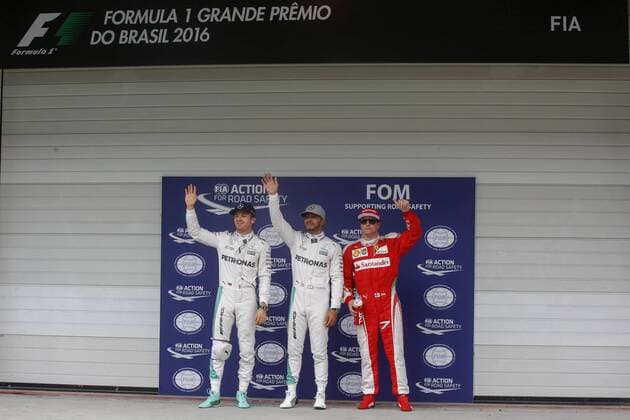 Formel 1, GP Brasilien Mercedes drivers Lewis Hamilton (C) and Nico Rosberg (L), and Ferrari s driver Kimi Raikkonen from Ferrari (R) celebrate their qualification after the third free practice of Brazil s Formula One Grand Prix at Interlagos race track in Sao Paulo, Brazil, 12 November 2016. The GP will be celebrated tomorrow 13 November. BRAZIL S FORMULA ONE GRAND RPIX !ACHTUNG: NUR REDAKTIONELLE NUTZUNG!  SAO001 20161112-636145734503265527