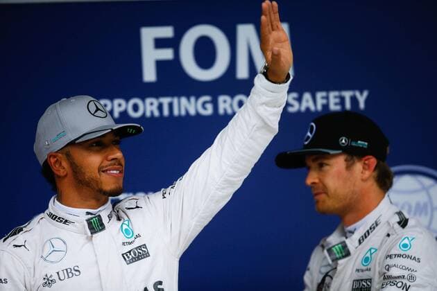 Formel 1, GP Brasilien Mercedes drivers Lewis Hamilton (L) celebrates his 1st place qualification with German teammate Nico Rosberg after the third free practice of Brazil s Formula One Grand Prix at Interlagos race track in Sao Paulo, Brazil, 12 November 2016. The GP will be celebrated tomorrow 13 November. BRAZIL S FORMULA ONE GRAND RPIX !ACHTUNG: NUR REDAKTIONELLE NUTZUNG!  SAO001 20161112-636145740881676969