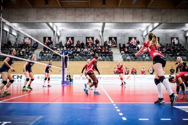 Berlin, Deutschland, 12.11.2016: Volleyball Frauen Bundesliga Saison 2016 2017 - Koepenicker SC - VC Wiesbaden. Sporthalle Hämmerlingstraße.