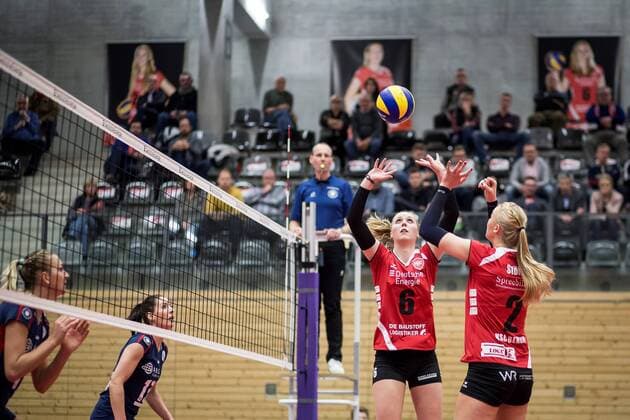 Berlin, Deutschland, 12.11.2016: Volleyball Frauen Bundesliga Saison 2016 2017 - Koepenicker SC - VC Wiesbaden. Luise Klein (Köpenick 6), Celin Stöhr Stoehr (Köpenick 2)