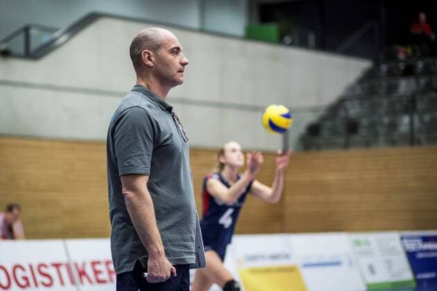 Berlin, Deutschland, 12.11.2016: Volleyball Frauen Bundesliga Saison 2016 2017 - Koepenicker SC - VC Wiesbaden. Dirk Groß Gross (Wiesbaden)