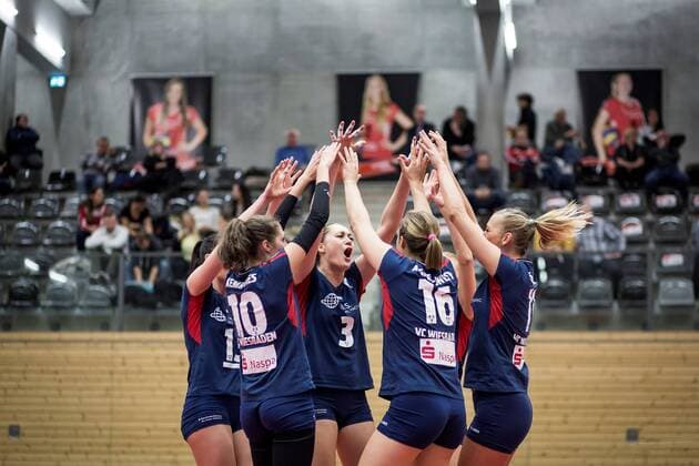 Berlin, Deutschland, 12.11.2016: Volleyball Frauen Bundesliga Saison 2016 2017 - Koepenicker SC - VC Wiesbaden. Jubel Wiesbaden, Irina Kemmsies (Wiesbaden 10), Mallory Grace McCage (Wiesbaden 3), Delainey Aigner-Swesey (Wiesbaden 16)