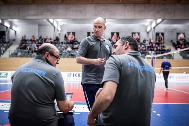 Berlin, Deutschland, 12.11.2016: Volleyball Frauen Bundesliga Saison 2016 2017 - Koepenicker SC - VC Wiesbaden. Trainer Dirk Groß Gross (Wiesbaden)