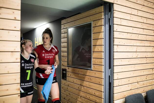 Berlin, Deutschland, 12.11.2016: Volleyball Frauen Bundesliga Saison 2016 2017 - Koepenicker SC - VC Wiesbaden. Anna Pogany (Köpenick 7) und Nicole Walch (Köpenick 1)