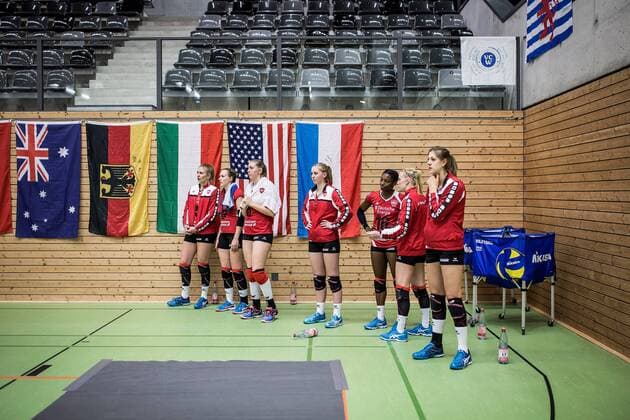 Berlin, Deutschland, 12.11.2016: Volleyball Frauen Bundesliga Saison 2016 2017 - Koepenicker SC - VC Wiesbaden. Auswechselspieler vom KSC beobachten das Spiel.
