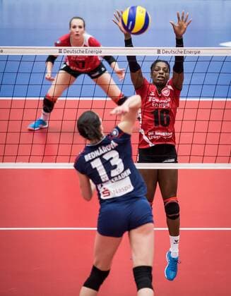 Berlin, Deutschland, 12.11.2016: Volleyball Frauen Bundesliga Saison 2016 2017 - Koepenicker SC - VC Wiesbaden. Karolina Bednarova (Wiesbaden 13) gegen den Block aus Nuria Lopes da Silva (Köpenick 16)