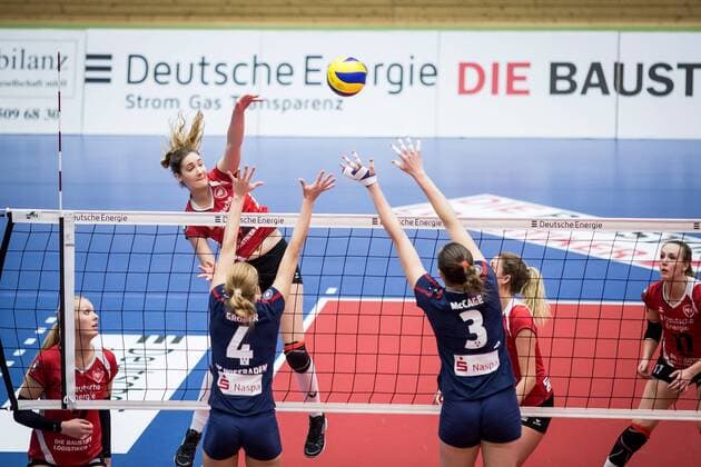 Berlin, Deutschland, 12.11.2016: Volleyball Frauen Bundesliga Saison 2016 2017 - Koepenicker SC - VC Wiesbaden. Marie Holstein (Köpenick 12) gegen den Block aus Tanja Großer Grosser (Wiesbaden 4) und Mallory Grace McCage (Wiesbaden 3)