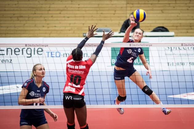Berlin, Deutschland, 12.11.2016: Volleyball Frauen Bundesliga Saison 2016 2017 - Koepenicker SC - VC Wiesbaden. Tanja Großer Grosser (Wiesbaden 4) gegen den Block aus Sarah Wickstrom (Köpenick 10)