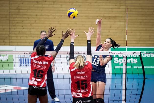 Berlin, Deutschland, 12.11.2016: Volleyball Frauen Bundesliga Saison 2016 2017 - Koepenicker SC - VC Wiesbaden. Karolina Bednarova (Wiesbaden 13) gegen den Block aus Nuria Lopes da Silva (Köpenick 16) und Nele Iwohn (Köpenick 15)