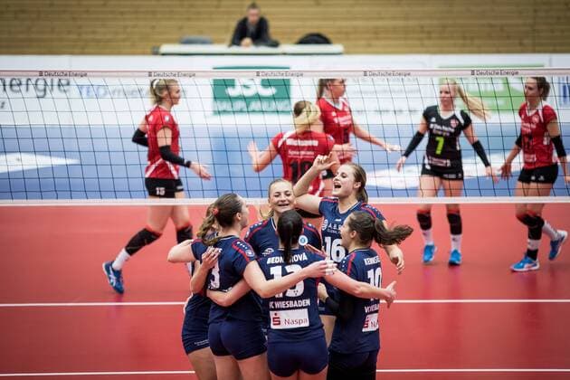 Berlin, Deutschland, 12.11.2016: Volleyball Frauen Bundesliga Saison 2016 2017 - Koepenicker SC - VC Wiesbaden. Simona Kosova (Wiesbaden 11) und Delainey Aigner-Swesey (Wiesbaden 16) jubeln mit dem Team