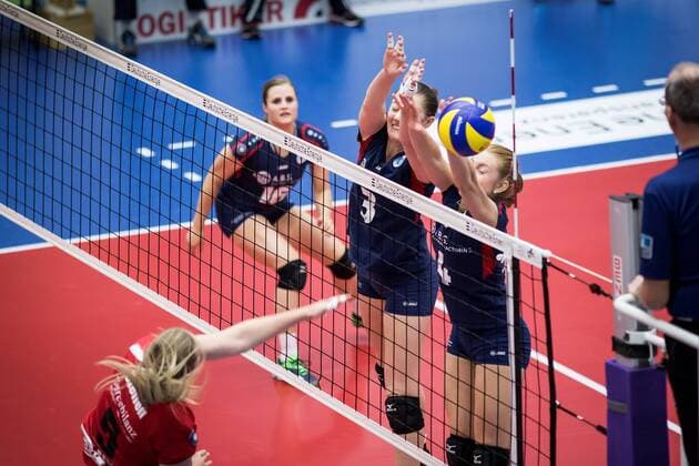 Berlin, Deutschland, 12.11.2016: Volleyball Frauen Bundesliga Saison 2016 2017 - Koepenicker SC - VC Wiesbaden. Dominice Steffen (Köpenick 5) gegen den Block aus Mallory Grace McCage (Wiesbaden 3) und Tanja Großer Grosser (Wiesbaden 4)