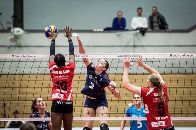 Berlin, Deutschland, 12.11.2016: Volleyball Frauen Bundesliga Saison 2016 2017 - Koepenicker SC - VC Wiesbaden. Mallory Grace McCage (Wiesbaden 3) gegen den Block aus Nuria Lopes da Silva (Köpenick 16) und Dominice Steffen (Köpenick 5)