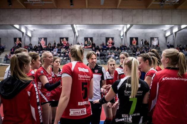 Berlin, Deutschland, 12.11.2016: Volleyball Frauen Bundesliga Saison 2016 2017 - Koepenicker SC - VC Wiesbaden. Trainer Manuel Rieke (Köpenick) gibt Anweisungen in einer Auszeit.