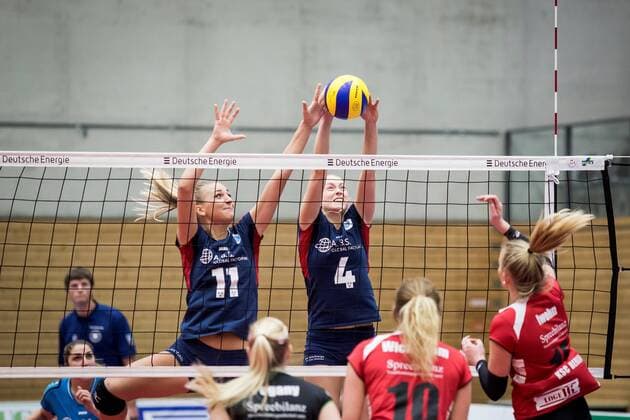 Berlin, Deutschland, 12.11.2016: Volleyball Frauen Bundesliga Saison 2016 2017 - Koepenicker SC - VC Wiesbaden. Nele Iwohn (Köpenick 15) gegen den Block aus Simona Kosova (Wiesbaden 11) und Tanja Großer Grosser (Wiesbaden 4)