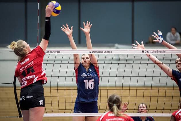 Berlin, Deutschland, 12.11.2016: Volleyball Frauen Bundesliga Saison 2016 2017 - Koepenicker SC - VC Wiesbaden. Nele Iwohn (Köpenick 15) gegen den Block aus Delainey Aigner-Swesey (Wiesbaden 16)