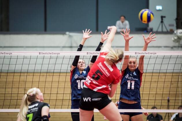 Berlin, Deutschland, 12.11.2016: Volleyball Frauen Bundesliga Saison 2016 2017 - Koepenicker SC - VC Wiesbaden. Dominice Steffen (Köpenick 5) gegen den Block aus Irina Kemmsies (Wiesbaden 10) und Simona Kosova (Wiesbaden 11)