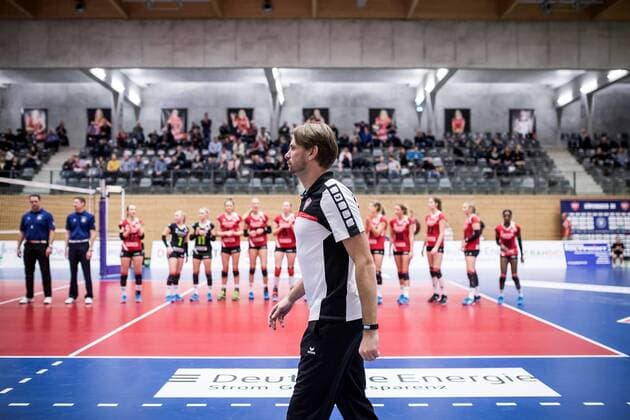 Berlin, Deutschland, 12.11.2016: Volleyball Frauen Bundesliga Saison 2016 2017 - Koepenicker SC - VC Wiesbaden. Trainer Manuel Rieke (Köpenick)