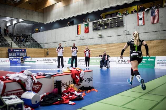 Berlin, Deutschland, 12.11.2016: Volleyball Frauen Bundesliga Saison 2016 2017 - Koepenicker SC - VC Wiesbaden. Mannschaftseinlauf KSC, Rechts Anna Pogany (Köpenick 7)