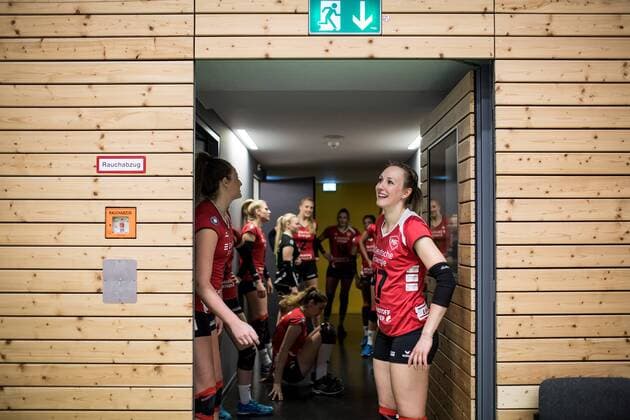 Berlin, Deutschland, 12.11.2016: Volleyball Frauen Bundesliga Saison 2016 2017 - Koepenicker SC - VC Wiesbaden. Pia Riedel (Köpenick 17) und Mitspielerinnen vor dem Mannschaftseinlauf