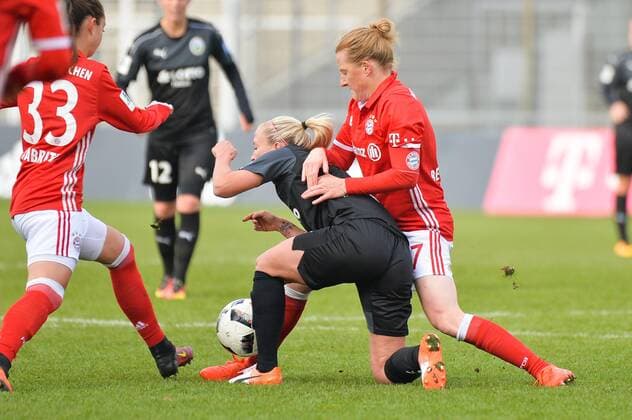 Melanie Behringer (FC Bayern Muenchen, Mel Behringer) gegen Mandy Islacker (1. FFC Frankfurt) München, Deutschland, 13.11.2016 - Fussball, Frauenfussball, FC Bayern München - 1. FFC Frankfurt, Fussball, Frauenfussball, FC Bayern München - 1. FFC Frankfurt, xKLx