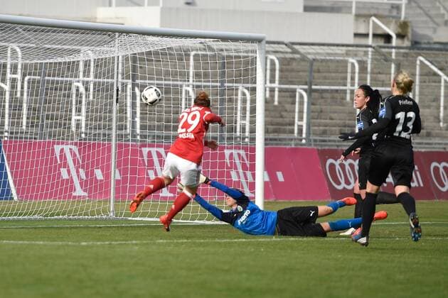 Nicole Rolser (FC Bayern Muenchen - Frauenfussball), Desiree Schumann, Torfrau (1. FFC Frankfurt), v.li., Aktion, Torschuss FC Bayern Muenchen Frauen vs 1. FFC Frankfurt 13.11.16