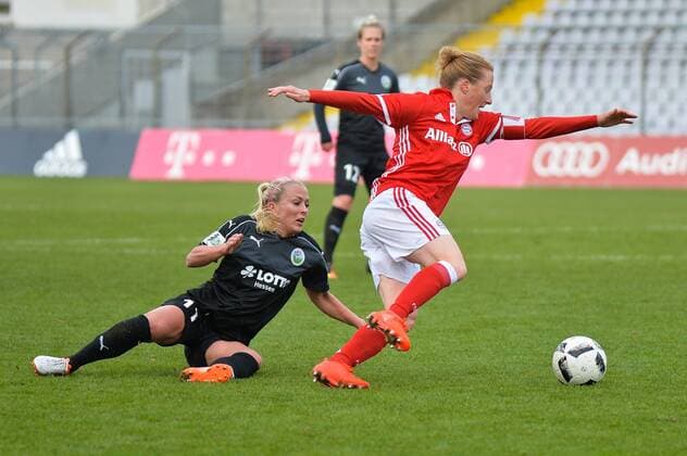 Melanie Behringer (FC Bayern Muenchen, Mel Behringer) gegen Mandy Islacker (1. FFC Frankfurt) München, Deutschland, 13.11.2016 - Fussball, Frauenfussball, FC Bayern München - 1. FFC Frankfurt, Fussball, Frauenfussball, FC Bayern München - 1. FFC Frankfurt, xKLx