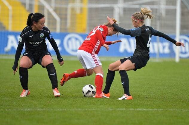 Nicole Rolser (FC Bayern Muenchen) gegen Kathrin Hendrich (1. FFC Frankfurt) und Anna Gerhardt (FC Bayern Muenchen) (1. FFC Frankfurt) München, Deutschland, 13.11.2016 - Fussball, Frauenfussball, FC Bayern München - 1. FFC Frankfurt, Fussball, Frauenfussball, FC Bayern München - 1. FFC Frankfurt, xKLx