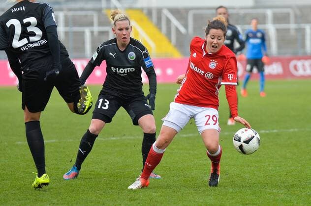 Marith Prießen (1. FFC Frankfurt) gegen Nicole Rolser (FC Bayern Muenchen) München, Deutschland, 13.11.2016 - Fussball, Frauenfussball, FC Bayern München - 1. FFC Frankfurt, Fussball, Frauenfussball, FC Bayern München - 1. FFC Frankfurt, xKLx