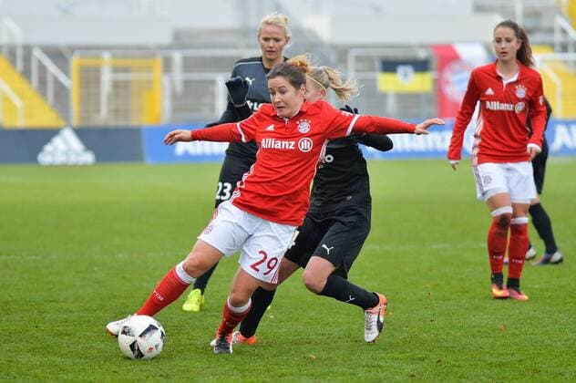 Marith Prießen (1. FFC Frankfurt) gegen Nicole Rolser (FC Bayern Muenchen) München, Deutschland, 13.11.2016 - Fussball, Frauenfussball, FC Bayern München - 1. FFC Frankfurt, Fussball, Frauenfussball, FC Bayern München - 1. FFC Frankfurt, xKLx