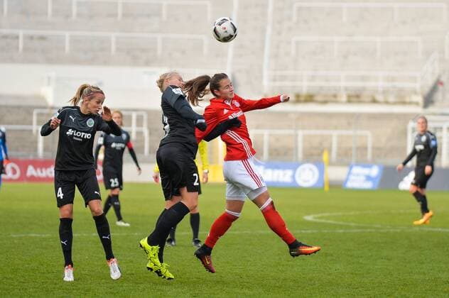 Lise Overgaard Munk (1. FFC Frankfurt) gegern Sara Daebritz (FC Bayern Muenchen) München, Deutschland, 13.11.2016 - Fussball, Frauenfussball, FC Bayern München - 1. FFC Frankfurt, Fussball, Frauenfussball, FC Bayern München - 1. FFC Frankfurt, xKLx