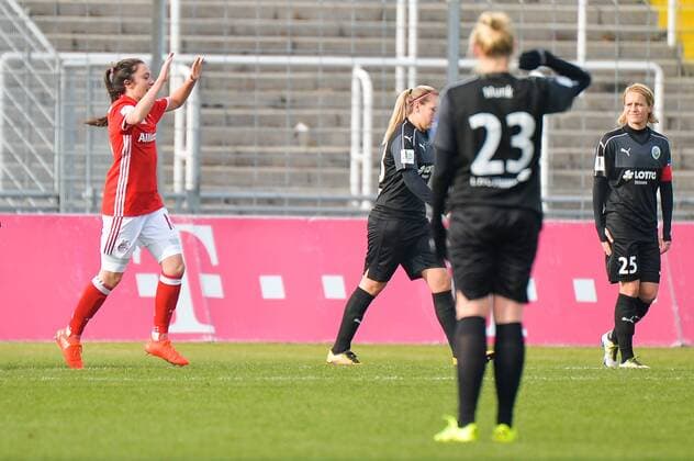 Torjubel nach dem Tor durch Nicole Rolser (FC Bayern Muenchen) zum 1:0 für den FC Bayern, Lisa Evans (FC Bayern Muenchen) München, Deutschland, 13.11.2016 - Fussball, Frauenfussball, FC Bayern München - 1. FFC Frankfurt, Fussball, Frauenfussball, FC Bayern München - 1. FFC Frankfurt, xKLx
