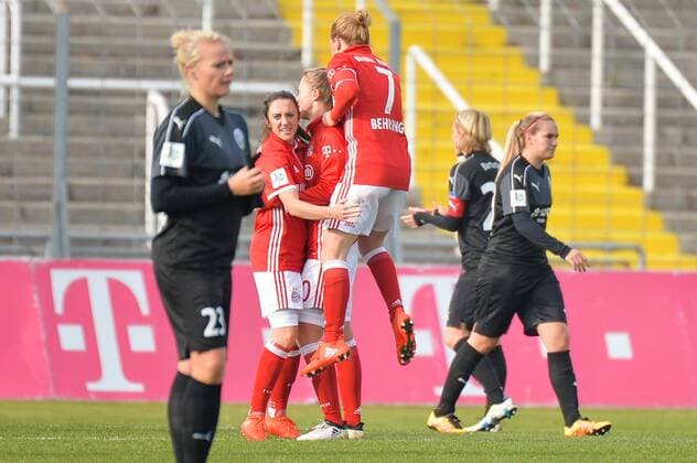 Torjubel nach dem Tor durch Nicole Rolser (FC Bayern Muenchen) zum 1:0 für den FC Bayern, Lisa Evans (FC Bayern Muenchen), Melanie Behringer (FC Bayern Muenchen, Mel Behringer), Enttäuschung bei Lise Overgaard Munk (1. FFC Frankfurt) München, Deutschland, 13.11.2016 - Fussball, Frauenfussball, FC Bayern München - 1. FFC Frankfurt, Fussball, Frauenfussball, FC Bayern München - 1. FFC Frankfurt, xKLx