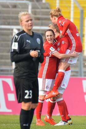 Torjubel nach dem Tor durch Nicole Rolser (FC Bayern Muenchen) zum 1:0 für den FC Bayern, Lisa Evans (FC Bayern Muenchen), Melanie Behringer (FC Bayern Muenchen, Mel Behringer), Enttäuschung bei Lise Overgaard Munk (1. FFC Frankfurt) München, Deutschland, 13.11.2016 - Fussball, Frauenfussball, FC Bayern München - 1. FFC Frankfurt, Fussball, Frauenfussball, FC Bayern München - 1. FFC Frankfurt, xKLx