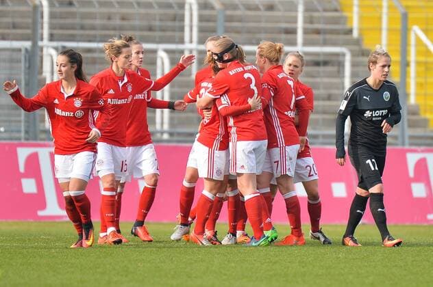 Bilder des Tages - SPORT Torjubel nach dem Tor durch Nicole Rolser (FC Bayern Muenchen) zum 1:0 für den FC Bayern, Lisa Evans (FC Bayern Muenchen), Melanie Behringer (FC Bayern Muenchen, Mel Behringer), Sara Daebritz (FC Bayern Muenchen), Stefanie Van der Gragt (FC Bayern Muenchen), Simone Laudehr (FC Bayern Muenchen), Leonie Maier (FC Bayern Muenchen, Leo Maier) München, Deutschland, 13.11.2016 - Fussball, Frauenfussball, FC Bayern München - 1. FFC Frankfurt, Fussball, Frauenfussball, FC Bayern München - 1. FFC Frankfurt, xKLx