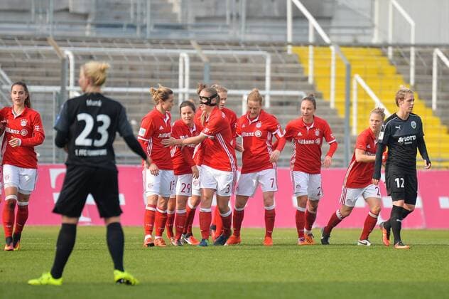 Torjubel nach dem Tor durch Nicole Rolser (FC Bayern Muenchen) zum 1:0 für den FC Bayern, Lisa Evans (FC Bayern Muenchen), Melanie Behringer (FC Bayern Muenchen, Mel Behringer), Sara Daebritz (FC Bayern Muenchen), Stefanie Van der Gragt (FC Bayern Muenchen), Simone Laudehr (FC Bayern Muenchen), Leonie Maier (FC Bayern Muenchen, Leo Maier) München, Deutschland, 13.11.2016 - Fussball, Frauenfussball, FC Bayern München - 1. FFC Frankfurt, Fussball, Frauenfussball, FC Bayern München - 1. FFC Frankfurt, xKLx
