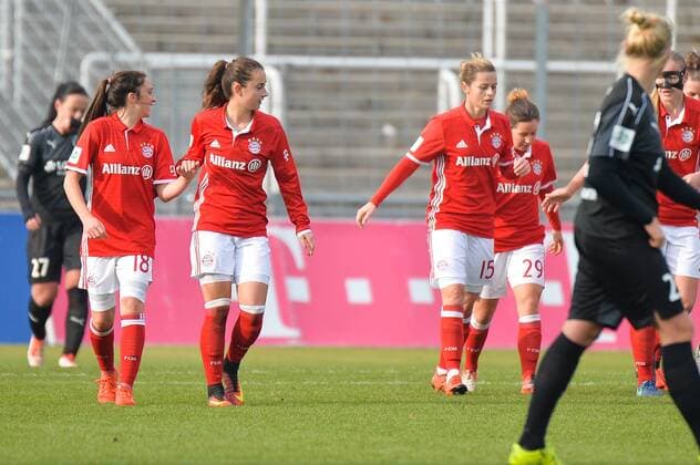 Torjubel nach dem Tor durch Nicole Rolser (FC Bayern Muenchen) zum 1:0 für den FC Bayern, Lisa Evans (FC Bayern Muenchen), Melanie Behringer (FC Bayern Muenchen, Mel Behringer), Sara Daebritz (FC Bayern Muenchen), Stefanie Van der Gragt (FC Bayern Muenchen), Simone Laudehr (FC Bayern Muenchen), Leonie Maier (FC Bayern Muenchen, Leo Maier) München, Deutschland, 13.11.2016 - Fussball, Frauenfussball, FC Bayern München - 1. FFC Frankfurt, Fussball, Frauenfussball, FC Bayern München - 1. FFC Frankfurt, xKLx