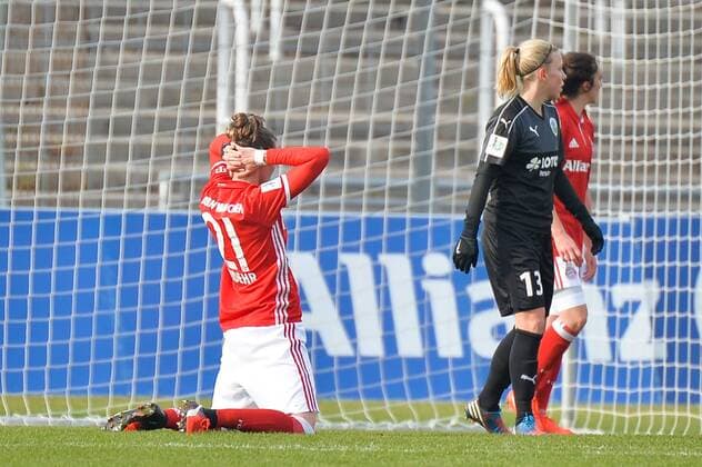Nach vergebenem Torschuss Simone Laudehr (FC Bayern Muenchen) München, Deutschland, 13.11.2016 - Fussball, Frauenfussball, FC Bayern München - 1. FFC Frankfurt, Fussball, Frauenfussball, FC Bayern München - 1. FFC Frankfurt, xKLx