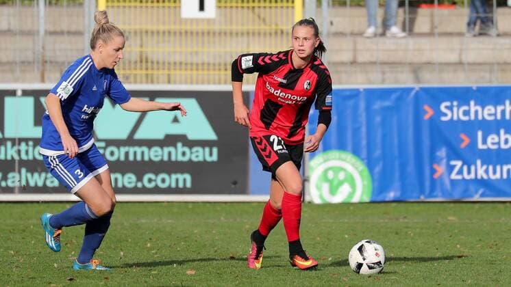 v.li.: Cecilie Sandvej (Sand, 3) und Die erst 15-jährige Klara Bühl (Klara Buehl, Freiburg, 21) bei ihrem Startelfdebüt, Fussball, Allianz Frauen-Bundesliga, SC Freiburg - SC Sand, xozx