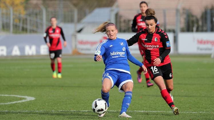 v.li.: Isabelle Meyer (Sand, 23), Lina Maria Magull (Freiburg, 16), Zweikampf, Duell, duel, tackle, tackling, Dynamik, Action, Aktion, Fussball, Allianz Frauen-Bundesliga, SC Freiburg - SC Sand, xozx