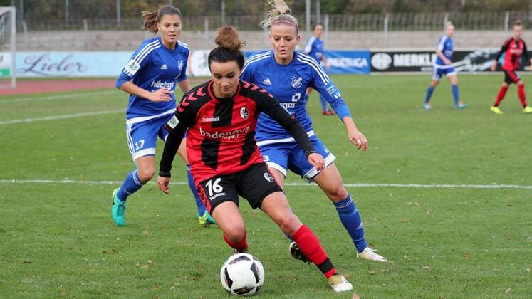 v.li.: Claire Savin (Sand, 17), Lina Maria Magull (Freiburg, 16), Isabelle Meyer (Sand, 23), Fussball, Allianz Frauen-Bundesliga, SC Freiburg - SC Sand, xozx