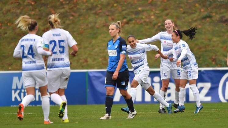 Torschützin Lara Hess (MSV Duisburg) (22) auf dem Weg zur Bank - Torjubel 1:0, Allianz Frauen-Bundesliga : MSV Duisburg - TSG 1899 Hoffenheim, xmkx